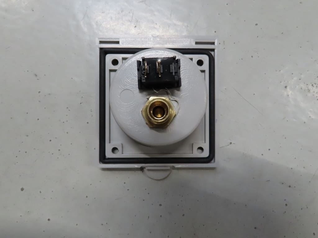 Wassersteckdose mit Anschluss und Schalter – Occasion