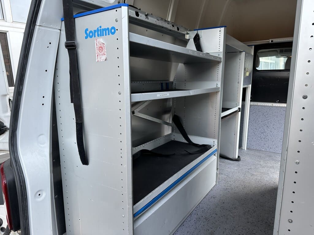 2 Sortimo mit Schliessfach mit zwei Schlüssel im Gestell