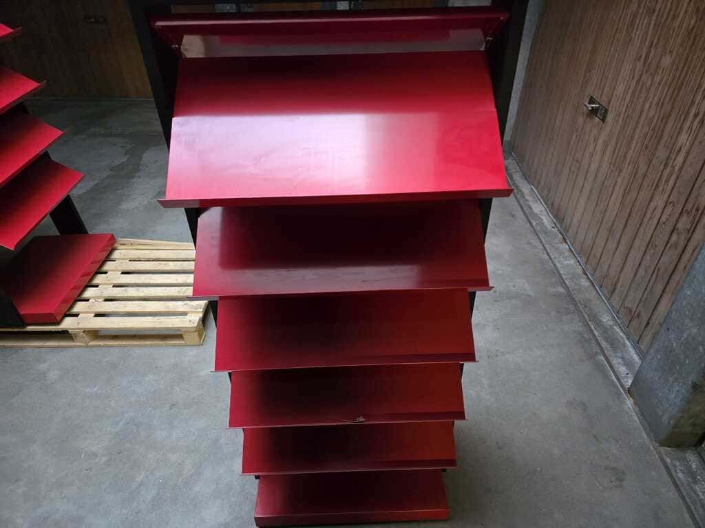 Flyerregal mit schrägen Ablageflächen