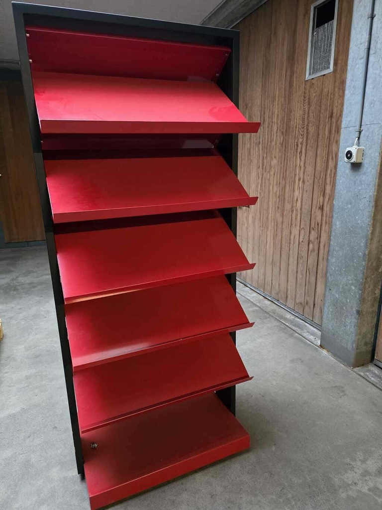 Flyerregal mit schrägen Ablageflächen