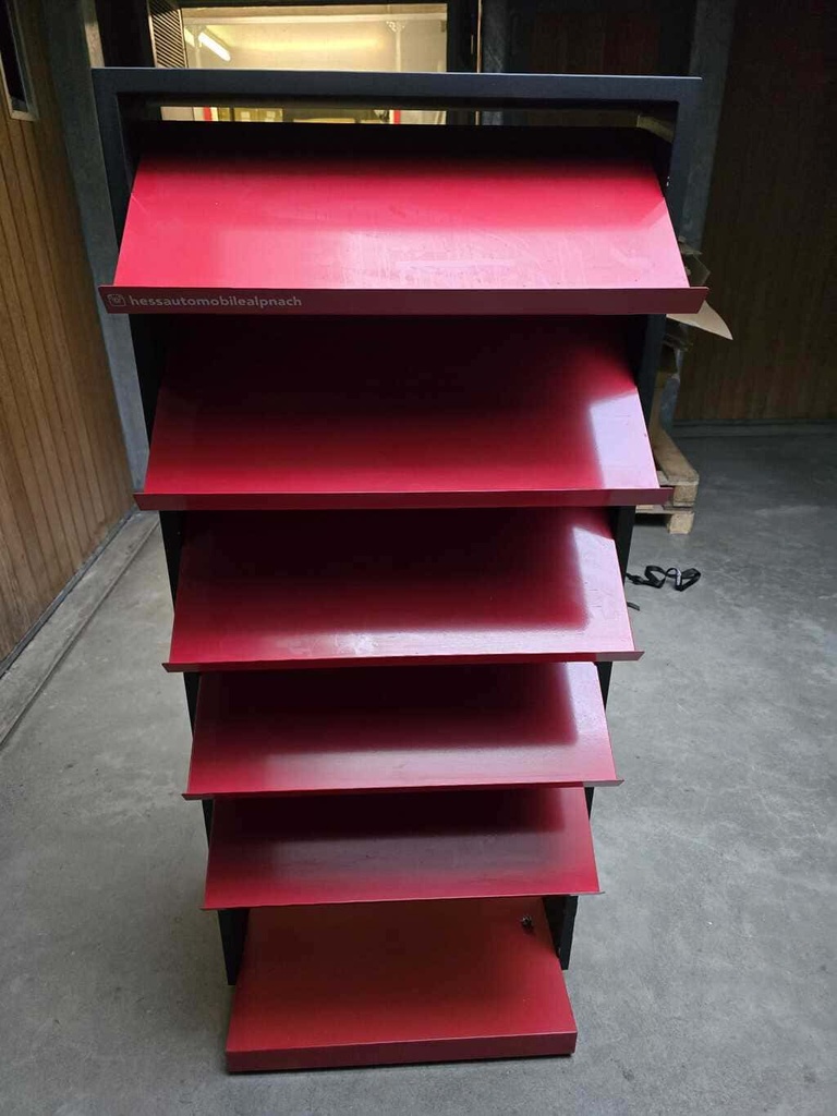 Flyerregal mit schrägen Ablageflächen