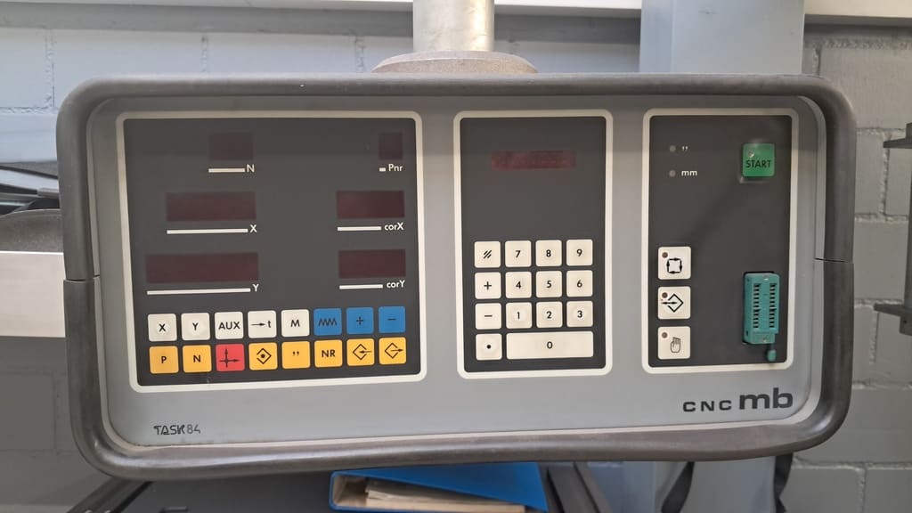 CNC-Abkantpresse inkl. Matrizen und Bedienungsanleitung