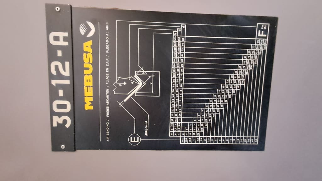 CNC-Abkantpresse inkl. Matrizen und Bedienungsanleitung