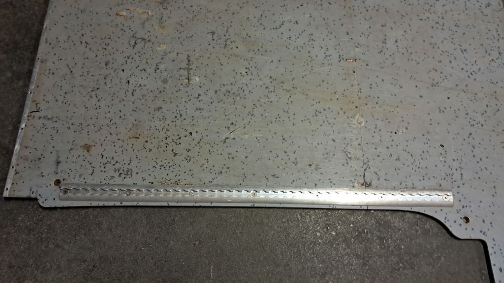 Bodenplatte für VW T5/T6 mit 1 Schiebetüre und Airlineschiene (1-teilig)