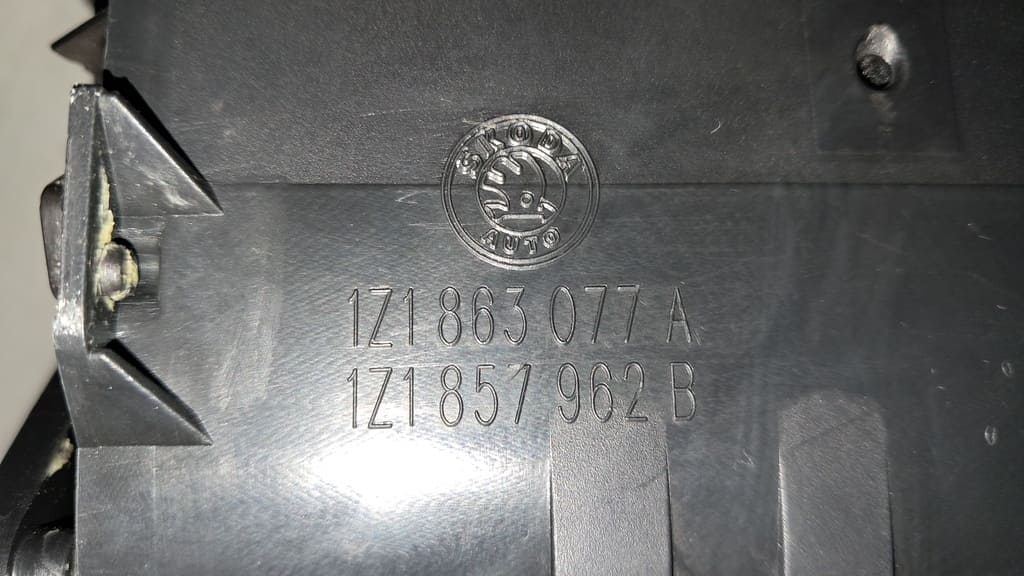 Ablagefach Mittelkonsole (1Z1863077A) für Skoda Octavia III