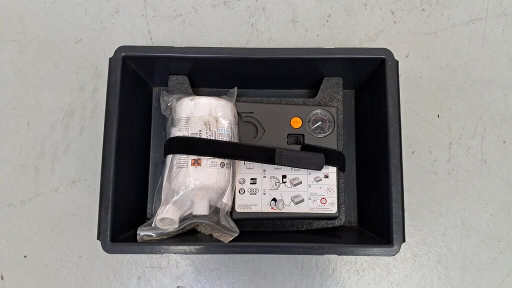 Reifenpannenset inkl. Aufbewahrungsbox (unter Fahrersitz