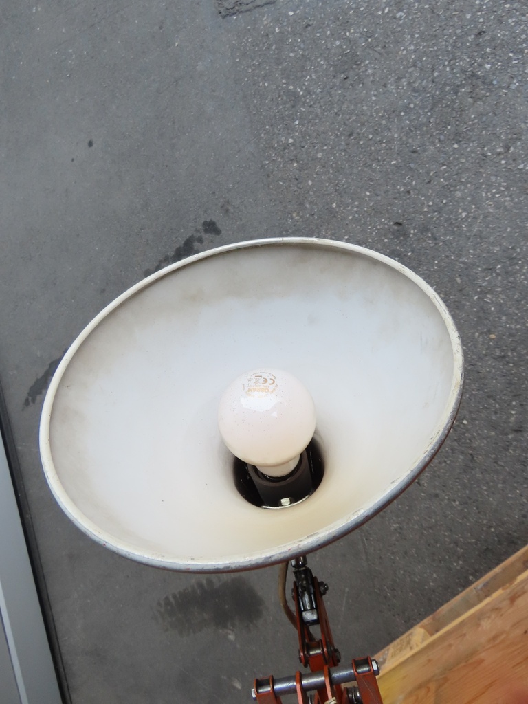 Tischlampe mit Gelenkarm (VW)