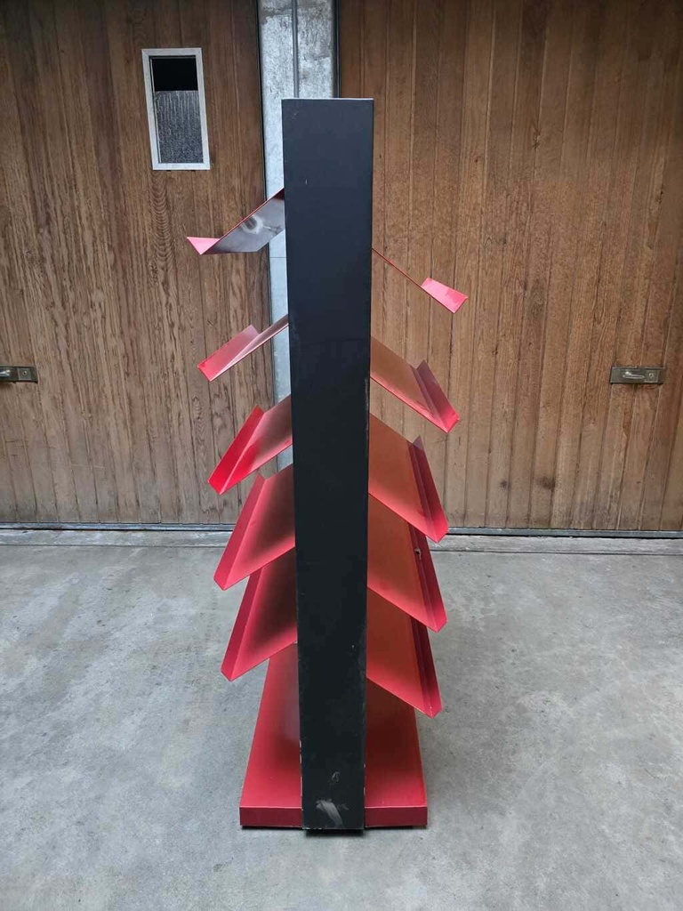 Regal Original Audi Showroom in Rot Pulverbeschichtet mit schrägen Ablageflächen