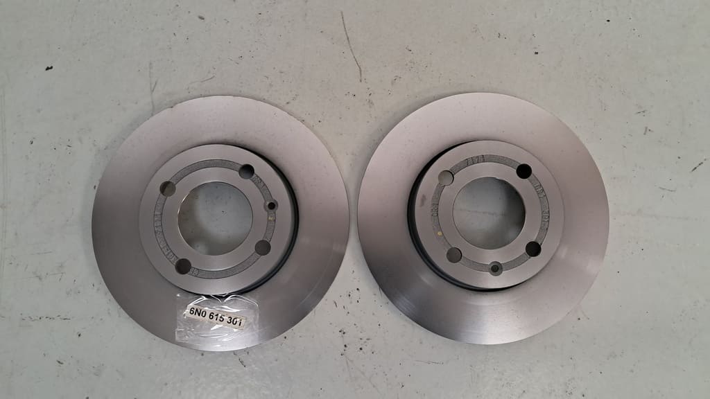 2 originale Bremsscheiben (6N0615301) für VW Polo 3 /Seat Arosa-Occasion